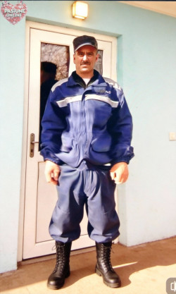 Anunt GAY în București - Pasivu caut barbati activi [1]. 