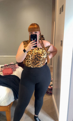 Anunt MASAJ EROTIC în București - Tânără, inteligentă și cu picioarele pe pământ, [1]. 