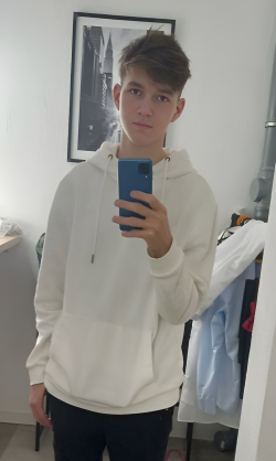 Anunt GAY în Hunedoara - Caut o relație serioasă am 20 de ani  [1]. 