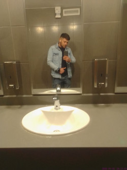 Anunt BARBATI în București - Buna caut  doamne domnisoare cupluri  [1]. 