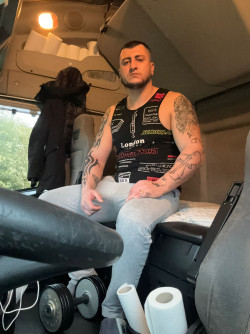 Anunt GAY în București - DOAR BARBATII [1]. 