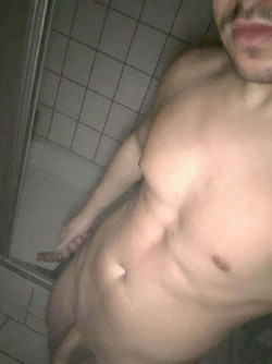 Anunt GAY în București - activ caut pasivi am loc [1]. 