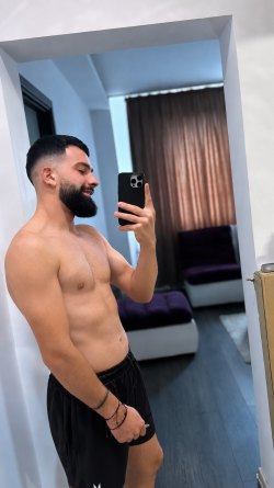 Anunt GAY în Dâmbovița - Băiat gay 22 de ani [1]. 