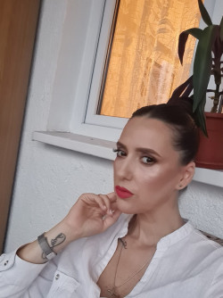 Anunt FEMEI în București - Bună, caut un bărbat dulce să încercăm vreo aventura  [1]. 
